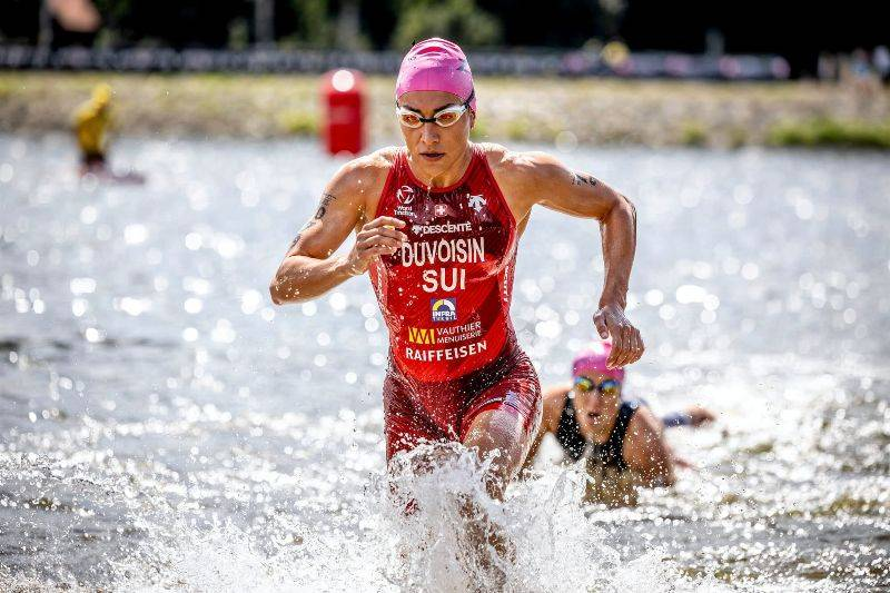 Women’s Triathlon World Cup Dubai 2025 at Dubai Islands featuring women athletes swimming, cycling, and running