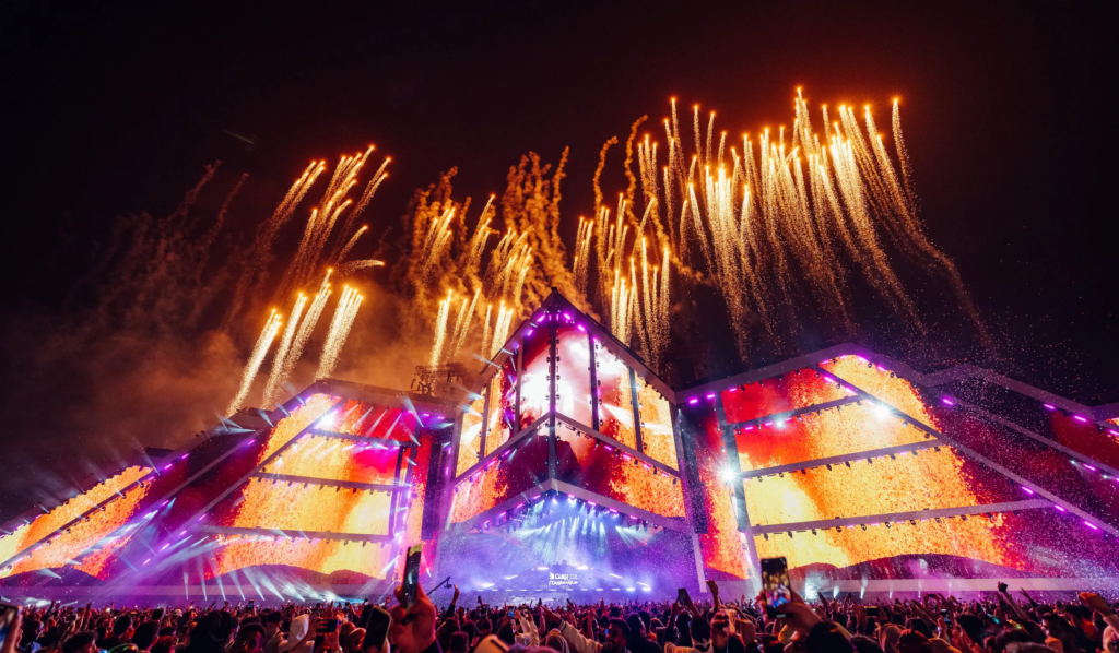 event drawing UAE crowds